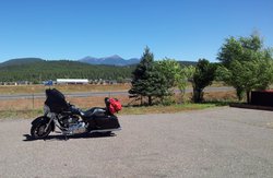 Einsame Harley vor Truck und Panorama