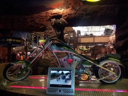 Eine Bass Pro Shop Harley, gebaut von Orange County Choppers.