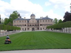 Kleines Schloss in der Nähe Rastatt. Direkt angeschlossen ein Kaffee mit seeehr leckerer Kuchenauswahl.