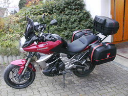 So sieht mein Motorrad Reisefertig aus mit Koffersatz von Monokey E45 <br />(Je Koffer 45 Litter)<br />Ein Koffer mit Rückenlehne für die Frau