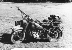 Bundesarchiv_Bild_101I-639-6267-13,_Motorrad_BMW_R75_mit_Beiwagen_und_MG.jpg
