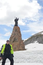 Den sieht man in jedem Motorradreisebericht aus den Alpen