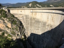 Staumauer des unbekannten Lac du Castillon