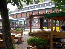 Biergarten und Hotel