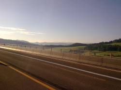 Die Sonne geht im Osten auf, und da will ich hin. Hier das Panorama Thüringens mit der Wartburg und im Hintergrund dem Inselsberg