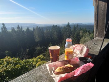 Frühstück auf dem Aussichtsturm Weißenstein bei Stammbach