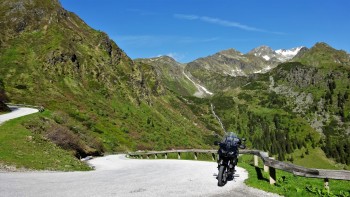 fast alleine (nur 1 GS u. ein Kfz am ganzen Pass); im Hochsommer überlaufen