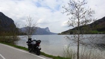 Mondsee (im Hintergrund die Schwiegermutter-Wand - eigentlich Drachenwand)