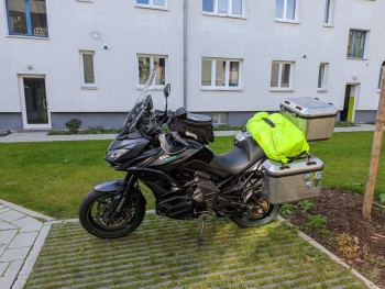 Abreise. Computer, Klamotten, Zelt und Motorradkleidung der leicht reisenden Liebsten an Bord.