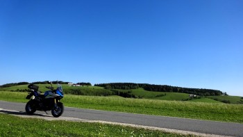 unterwegs auf kleinsten Sträßchen (ohne Verkehr)