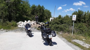 In Bosnien - ein ehemaliger Grenzübergang nach Kroatien..wir haben uns verfahren (ständig eigentlich..)